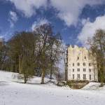 Désert de Retz sous la neige et sa Colonne Détruite