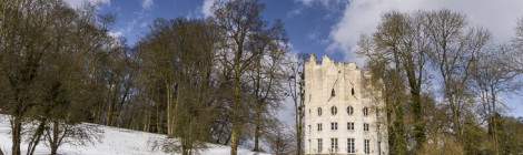 ...Désert de Retz sous la neige et sa Colonne Détruite dans la forêt de Chambourcy....