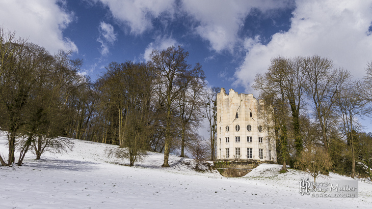 Désert de Retz sous la neige et sa Colonne Détruite