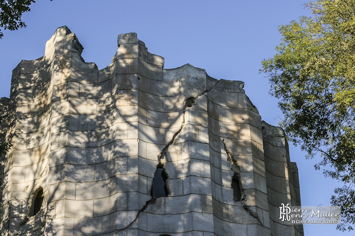 Détails de la découpe de la colonne détruite au désert de Retz à Chambourcy