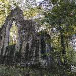 Église gothique en ruine du hameau St-Jaques-de-Retz au Désert de Retz à Chambourcy