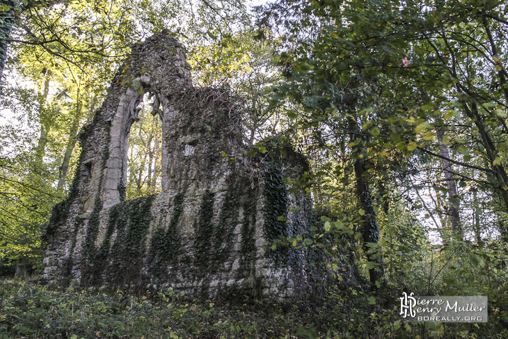 Église gothique en ruine du hameau St-Jaques-de-Retz au Désert de Retz à Chambourcy