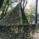 Glacière pyramide du Désert de Retz à Chambourcy