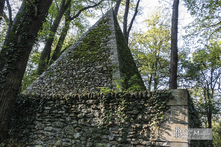 Glacière pyramide du Désert de Retz à Chambourcy