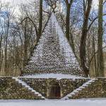 Glacière pyramide sous la neige au Désert de Retz