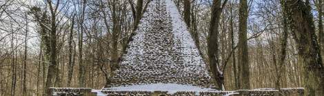 ...La Glacière pyramide recouverte de neige au Désert de Retz....