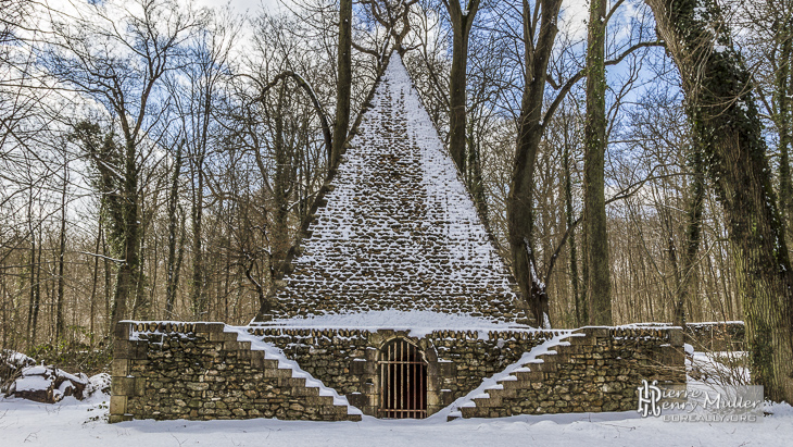 Glacière pyramide sous la neige au Désert de Retz