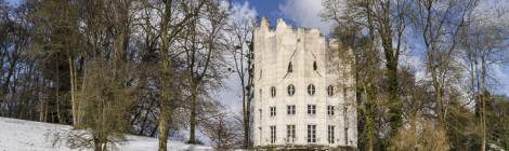 ...Tapis de neige autour de la Colonne Détruite du Désert de Retz dans la forêt de Chambourcy....