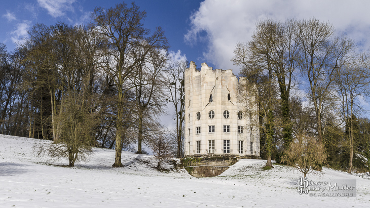 Neige autour de la Colonne Détruite du Désert de Retz