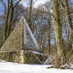 Pyramide glacière sous la neige dans la forêt de Chambourcy