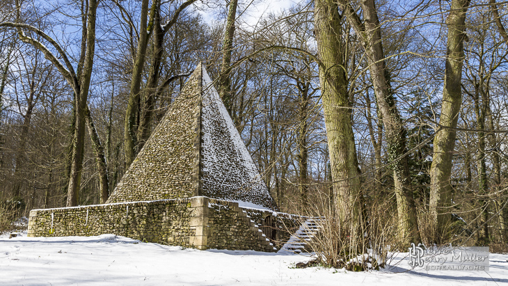 Pyramide glacière sous la neige dans la forêt de Chambourcy