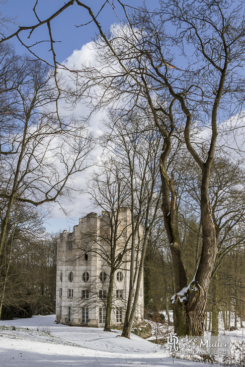 Sous la neige la Colonne détruite du Désert de Retz