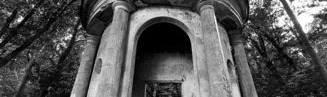 ...Le temple du Dieu Pan en noir et blanc au Désert de Retz à Chambourcy....