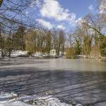 Tente Tartare sous la neige et son étang gelé