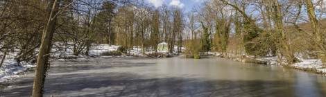 ...La tente Tartare sous la neige sur son petit îlot au milieu de l’étang gelé....