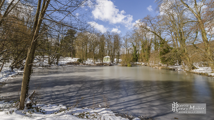 Tente Tartare sous la neige et son étang gelé