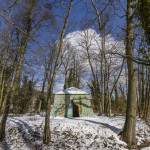 La tente Tartare sous la neige et le soleil au Désert de Retz