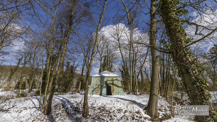 La tente Tartare sous la neige et le soleil au Désert de Retz