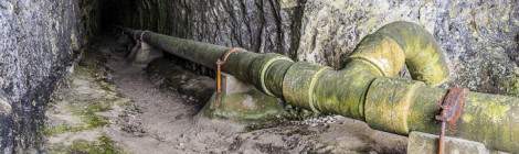 ...L’embouchure du tunnel du Chaudron à Etretat, ici se déverse de l’eau usée amenée par cette canalisation depuis la ville....