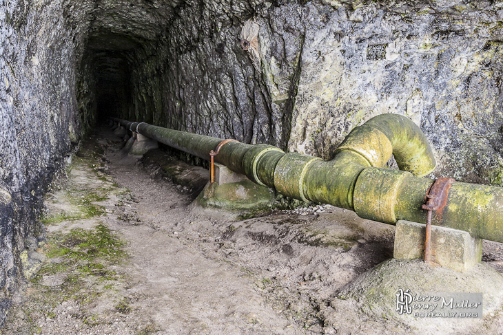 Embouchure du tunnel du Chaudron à Etretat avec sa canalisation d'eau usée