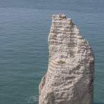 L'Aiguille de la Porte d'Aval seule au milieu de la mer à Etretat