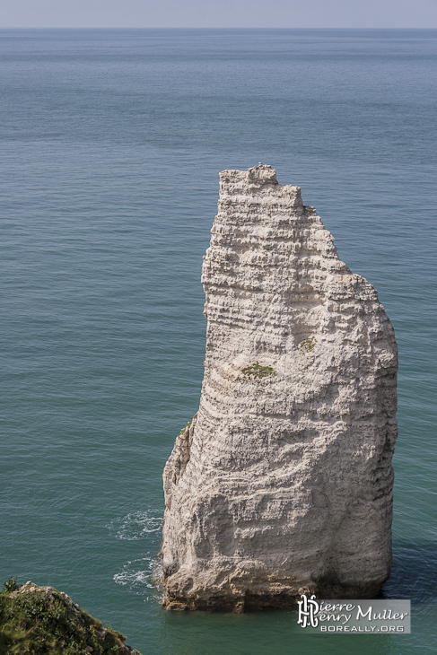 L'Aiguille de la Porte d'Aval seule au milieu de la mer à Etretat