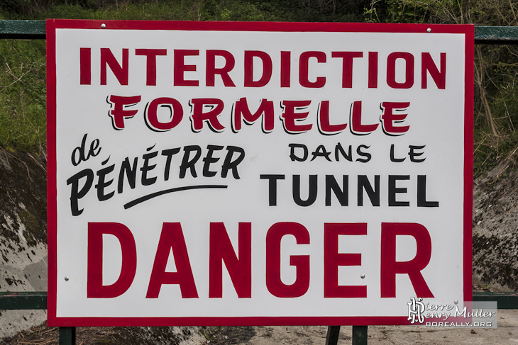 Panneau d'interdiction d'entrer du tunnel du Chaudron à Etretat