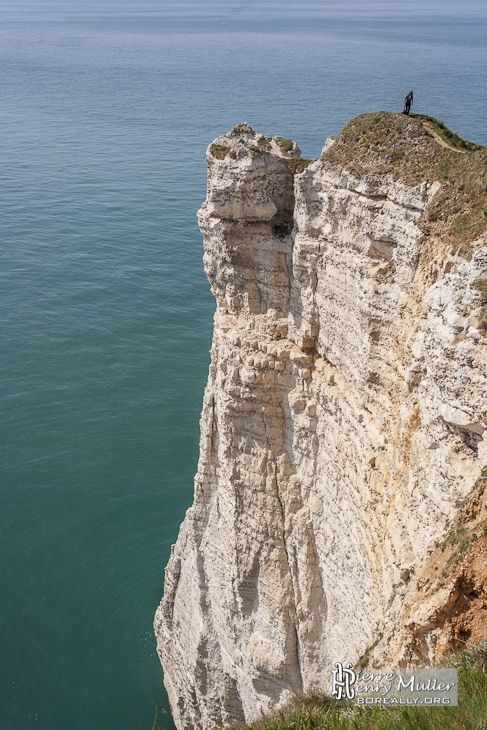 Personne sur les chemins des falaises d'Etretat