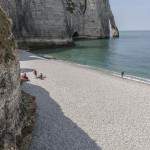 Plage d'Etretat avec ses galets et l'arche de la porte d'Aval