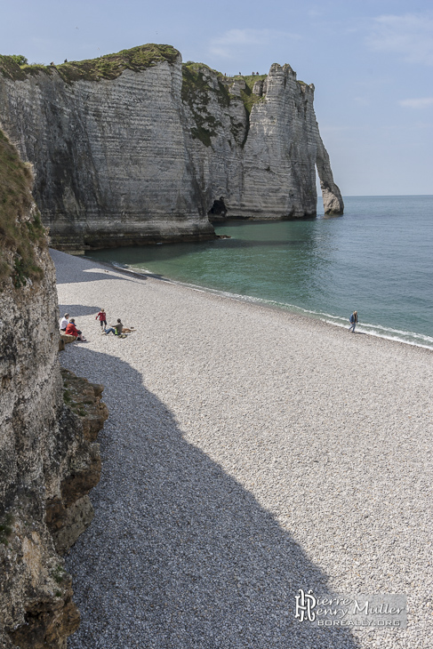 Plage d'Etretat avec ses galets et l'arche de la porte d'Aval