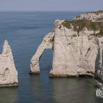 Porte d'Aval et l'Aiguille des falaises d'Etretat vue depuis de la Manneporte