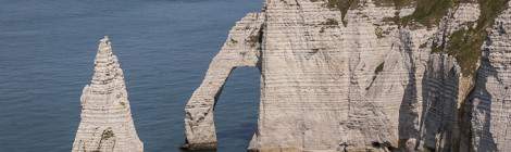 ...Porte d&rsquo;Aval et l&rsquo;Aiguille &eacute;l&eacute;ments tr&egrave;s connus des falaises d&rsquo;Etretat, vue depuis la pointe de la Manneporte....