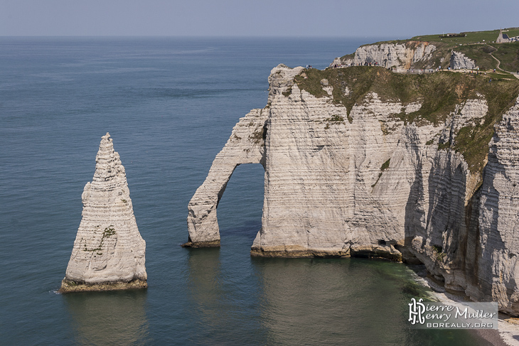 Porte d'Aval et l'Aiguille des falaises d'Etretat vue depuis de la Manneporte