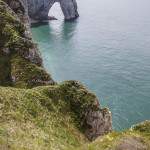 La porte de la Manneporte et la végétation des falaises à Etretat