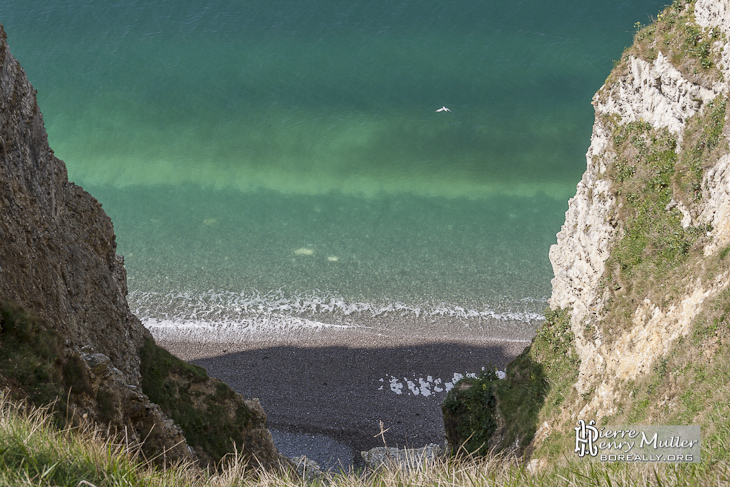 Précipice, la plage et la mer vue des falaises d'Etretat