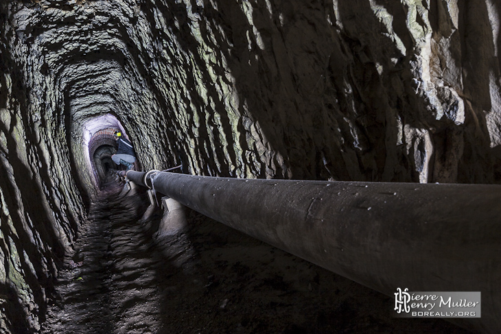 Tunnel du chaudron long de 200m menant au pied de la falaise d'Etretat