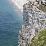 Vue sur le village d'Etretat depuis les falaises de la porte d'Aval