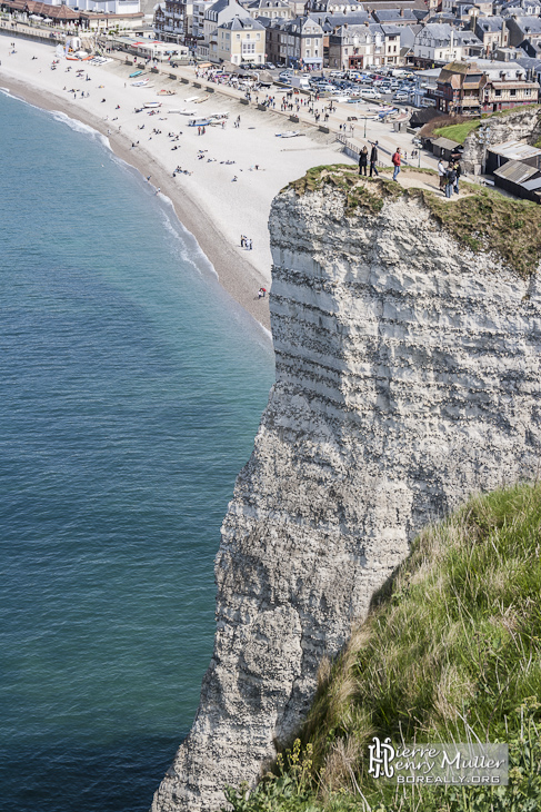 Vue sur le village d'Etretat depuis les falaises de la porte d'Aval