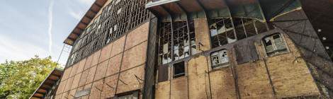...La façade avant du Hangar Y n’existait pas à l’origine pour pouvoir laisser passer les dirigeables, elle fût ajoutée pour accueillir entre 1921 et 1977 le musée de l’Air avant qu’il ne soit déplacé à l’aéroport du Bourget....