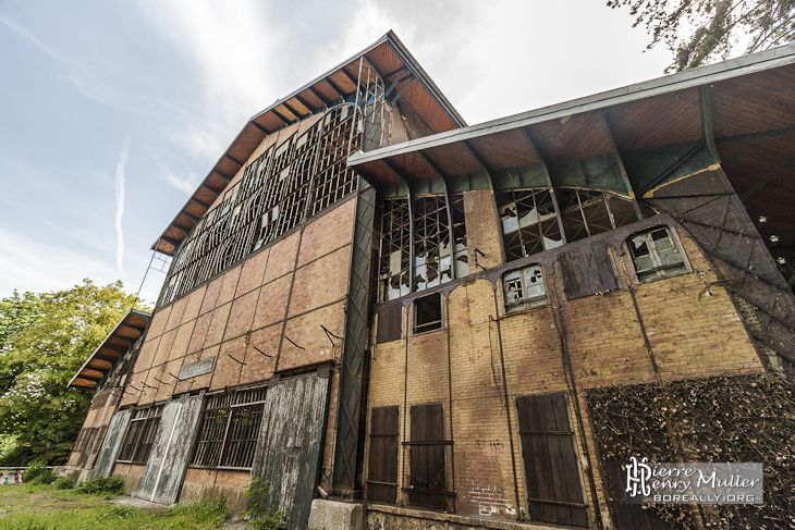 Façade avant du Hangar Y avant restauration à Meudon