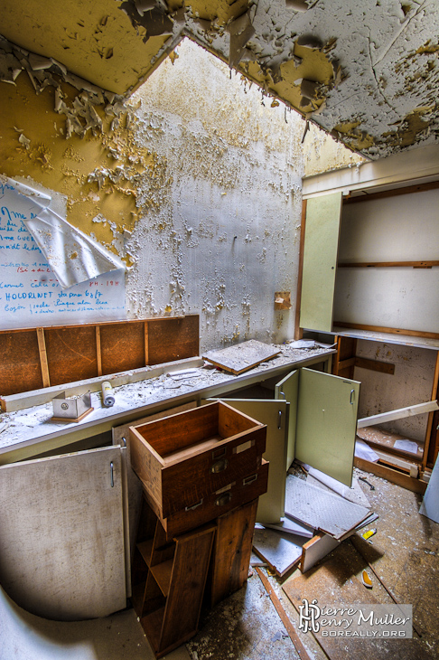 Bureau dévasté en HDR à l'hôpital Richaud à Versailles