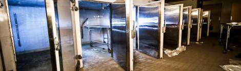 ...Cellules réfrigérantes alignés dans la morgue de l’Hôpital Richaud....