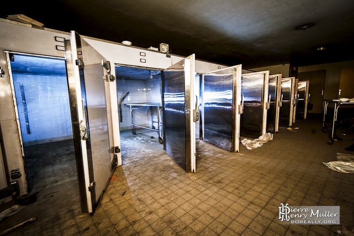 Cellule réfrigérante de la morgue dans les sous-sols de l'hôpital Richaud