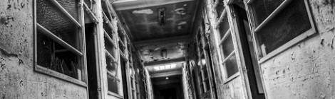 ...Photo HDR en noir et blanc du couloir de l’angoisse à l’hôpital Richaud à Versailles....