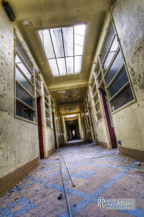 Couloir de l'angoisse de l'hôpital Richaud à Versailles en HDR