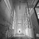 Couloir de grande hauteur à l'hôpital abandonné en HDR N&B