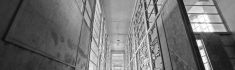 ...Couloir de grande hauteur à l’hôpital abandonné photo HDR en noir et blanc....