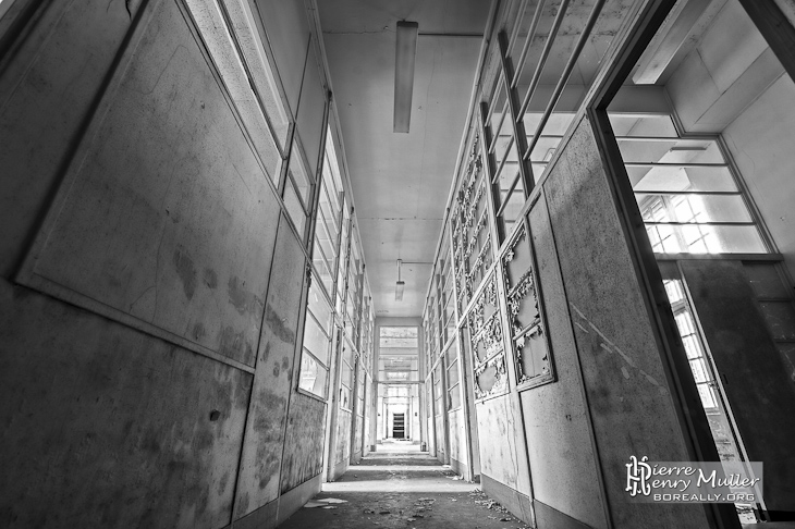 Couloir de grande hauteur à l'hôpital abandonné en HDR N&B