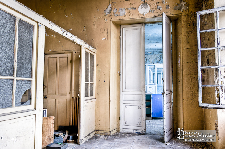 Grandes portes de la maternité de l'hôpital Richaud en HDR