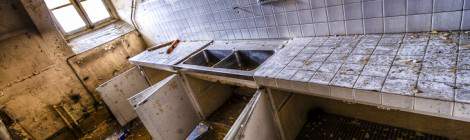 ...Laboratoire à l’hôpital abandonné Richaud à Versailles....